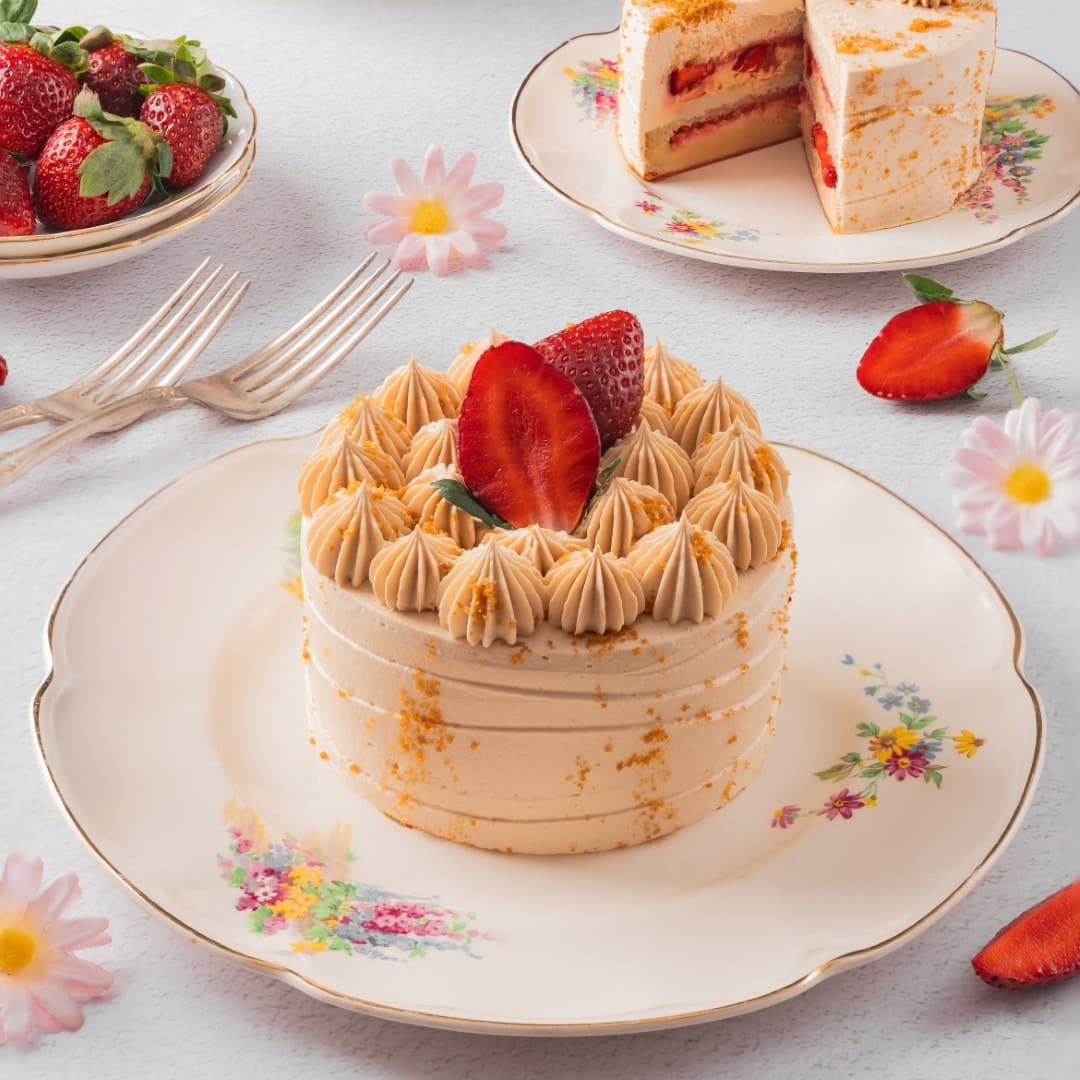 Lotus Biscoff With Strawberry Cake [Medium]