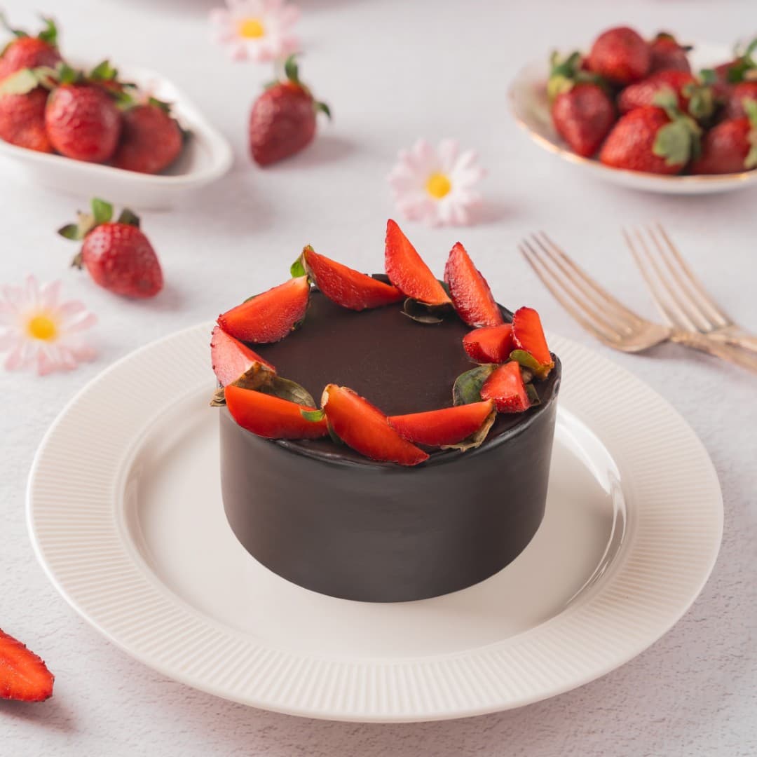 Strawberry With Chocolate Sugar-free Bento Cake