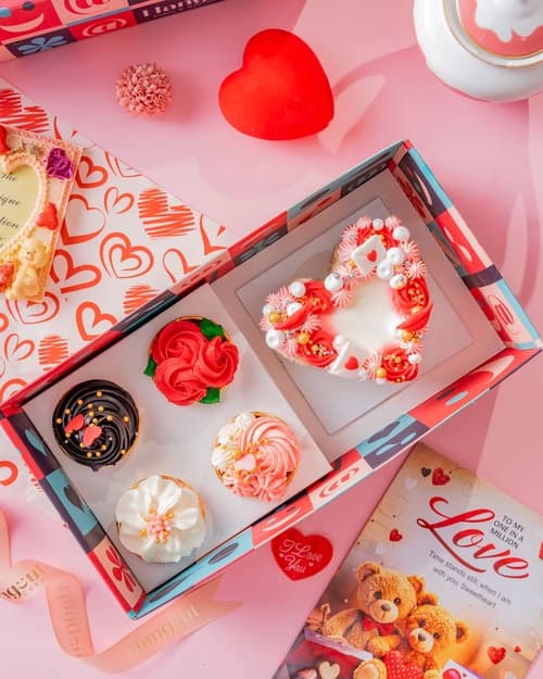 VALENTINE’S DAY GIFT BOX (PINEAPPLE)
